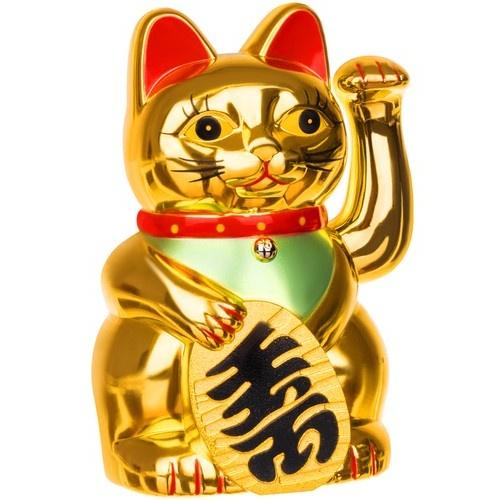 Gyllene maneki-neko lycklig katt med rörlig tass och kinesiska tecken