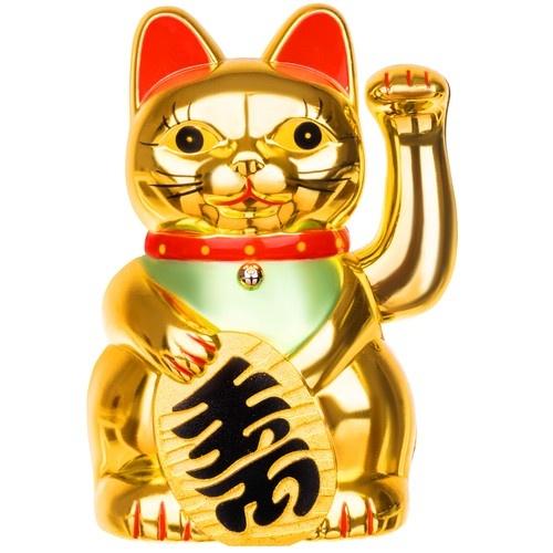 Gyllene maneki-neko lycklig katt med rörlig tass och kinesiska tecken