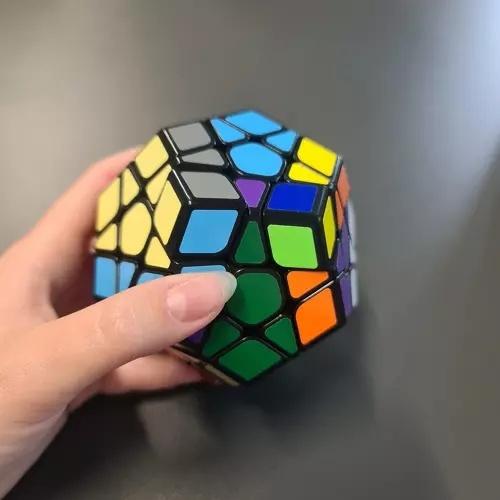 Flerfärgad dodecahedron twist cube – logiskt pusselspel för barn och vuxna