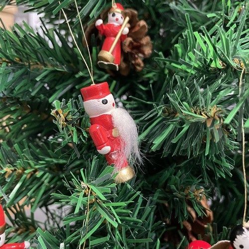 30-pack trä julhängen ornament – röda klassiska vintermotiv träddekorationer