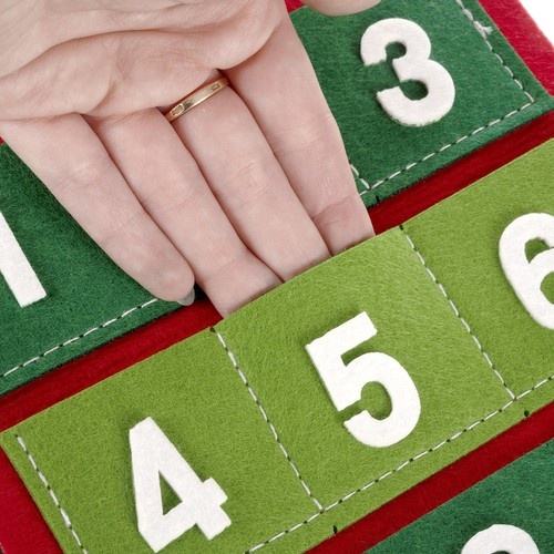 Röd jultomtefilt adventskalender med 24 fickor – DIY-nedräkning till jul