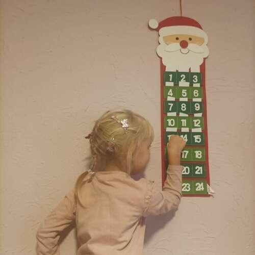 Röd jultomtefilt adventskalender med 24 fickor – DIY-nedräkning till jul