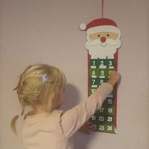 Röd jultomtefilt adventskalender med 24 fickor – DIY-nedräkning till jul