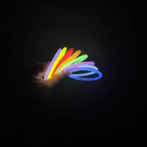 100 glow sticks armband – 8 färger, festfavoriter med kontakter (upp till 12 timmar)