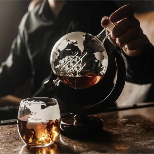 Globe whiskyset med karaff, glas, svalkande stenar och träställ – unik present till whiskyälskare