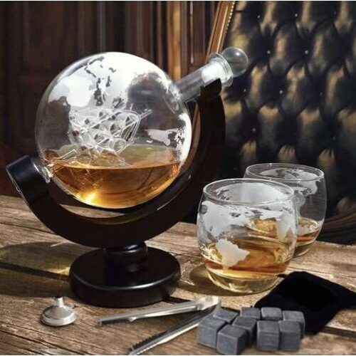 Globe whiskyset med karaff, glas, svalkande stenar och träställ – unik present till whiskyälskare