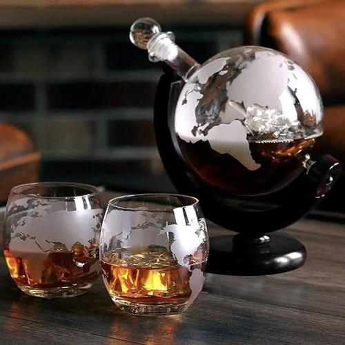 Globe whiskyset med karaff, glas, svalkande stenar och träställ – unik present till whiskyälskare