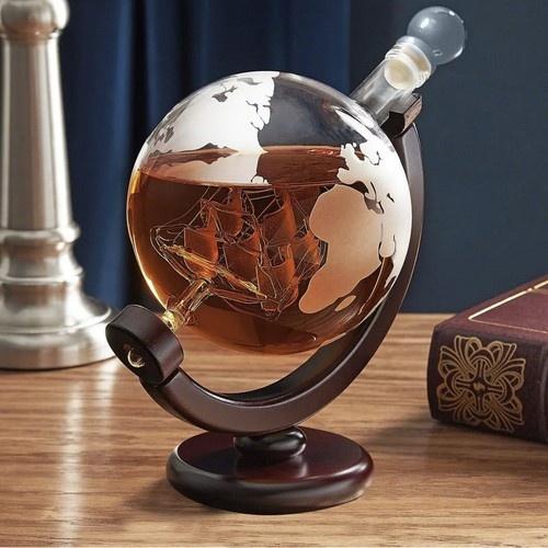 Globe whiskyset med karaff, glas, svalkande stenar och träställ – unik present till whiskyälskare