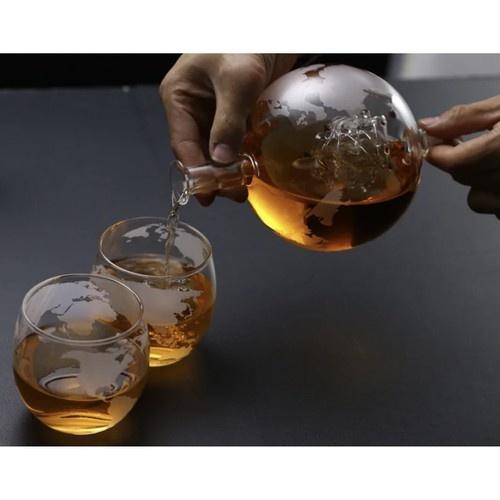 Globe whiskyset med karaff, glas, svalkande stenar och träställ – unik present till whiskyälskare