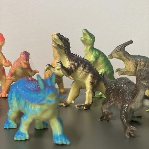 12 färgglada dinosauriefigurer – förhistorisk lekset för barn