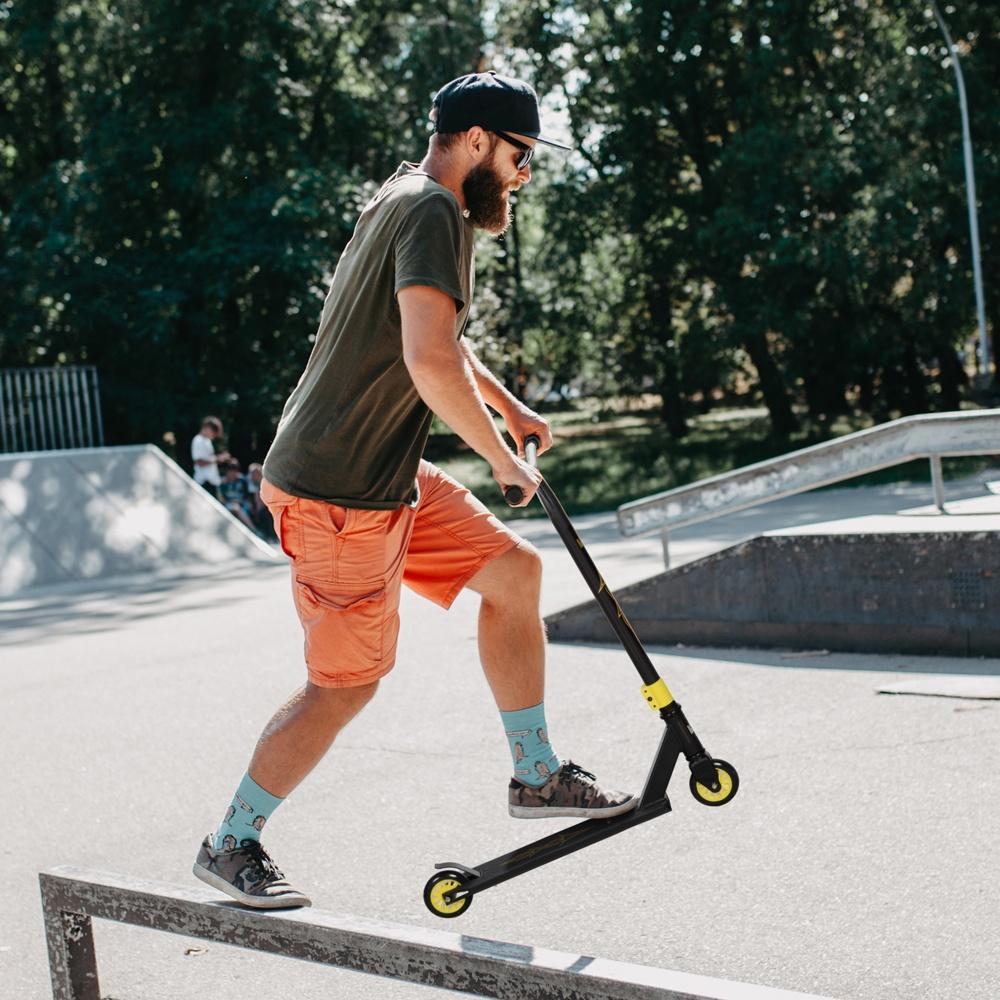 Svart stuntskoter med ABEC 9-lager, 10 cm hjul för tricks och pendling