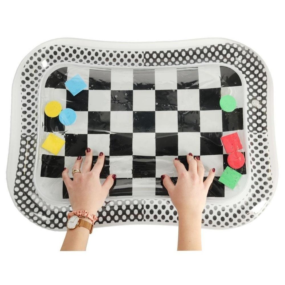 Uppblåsbar svart och vit schackbräde Vattenmatta för Baby Sensory Play 65x50cm