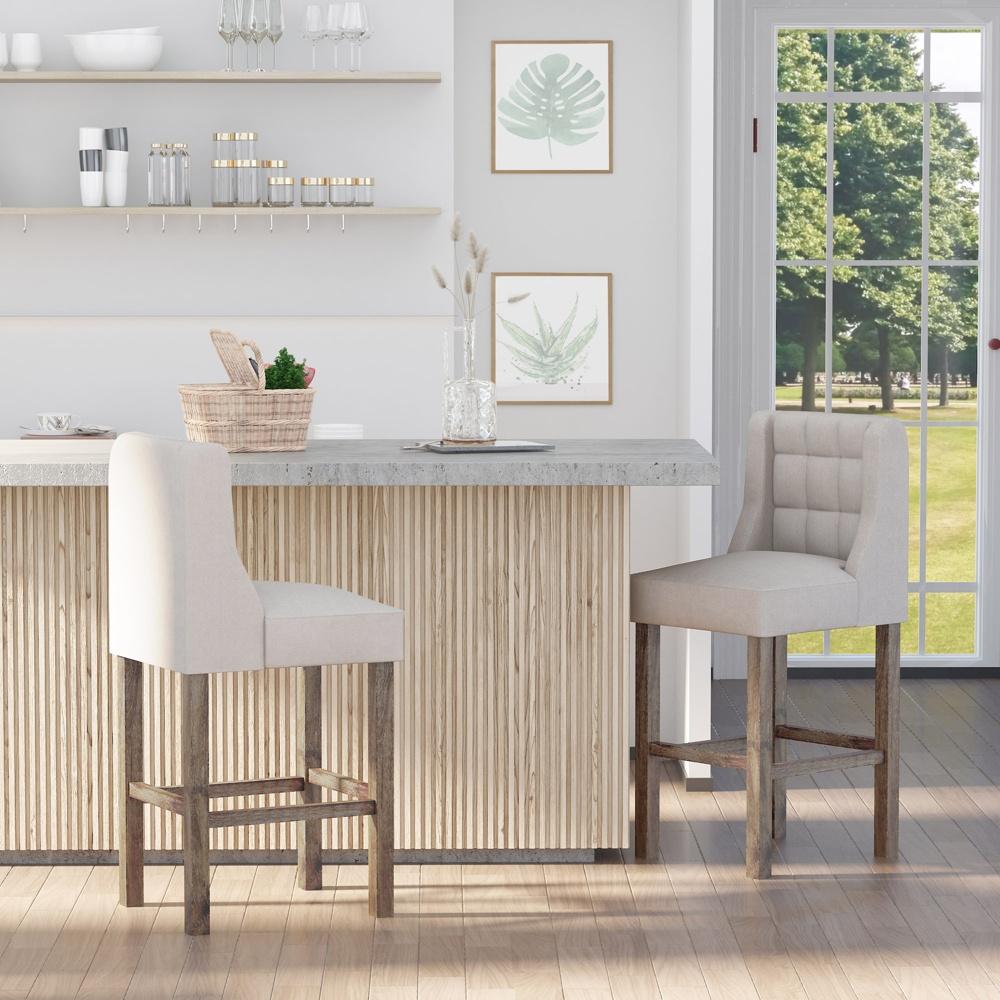 Set med 2 beige moderna barstolar med linnetyg och komfortstoppning