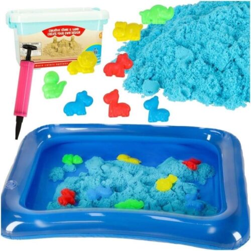 Blue Kinetic Sand Set – 1 kg modelleringssand med 8 formar och uppblåsbar sandlåda