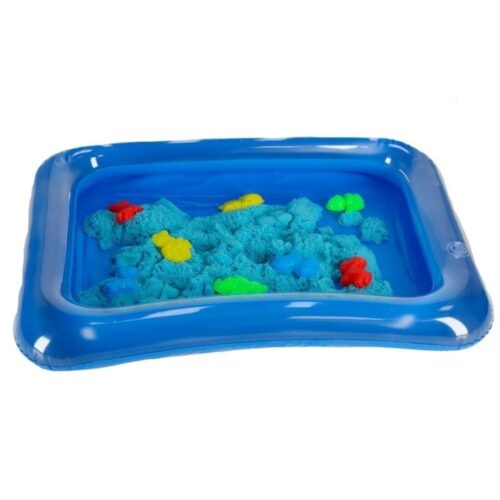 Blue Kinetic Sand Set – 1 kg modelleringssand med 8 formar och uppblåsbar sandlåda