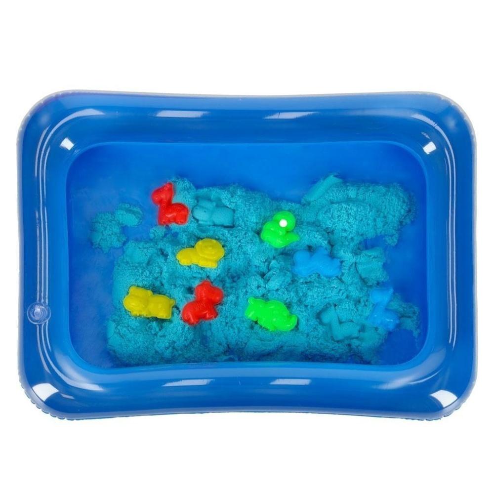 Blue Kinetic Sand Set – 1 kg modelleringssand med 8 formar och uppblåsbar sandlåda