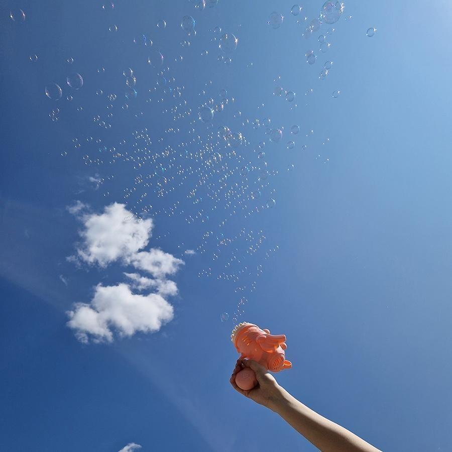 Rosa bubbelpistol för barn – gör hundratals flygande bubblor med vingar