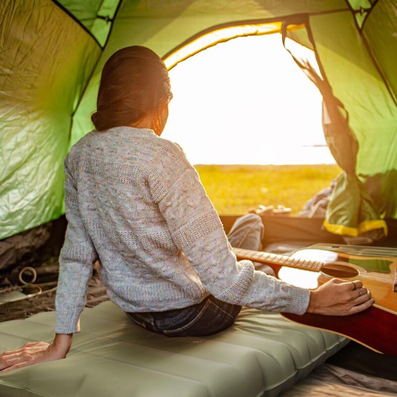 Bekväm uppblåsbar campingmadrass med fotpump, grön (upp till 80 kg)