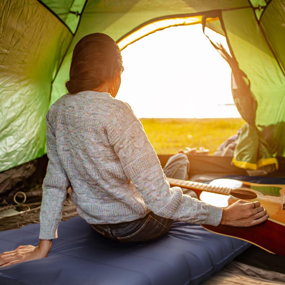 Bekväm vattentät campingluftmadrass med fotpump – blå, upp till 80 kg