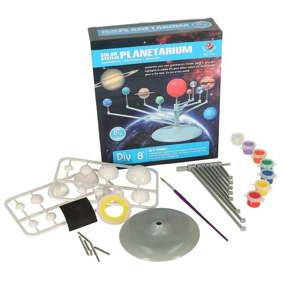 DIY Solar System Model Kit: Måla och montera planeter