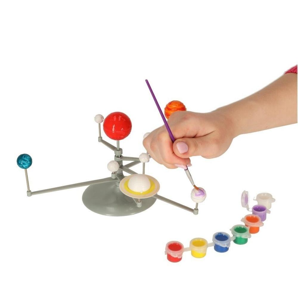 DIY Solar System Model Kit: Måla och montera planeter