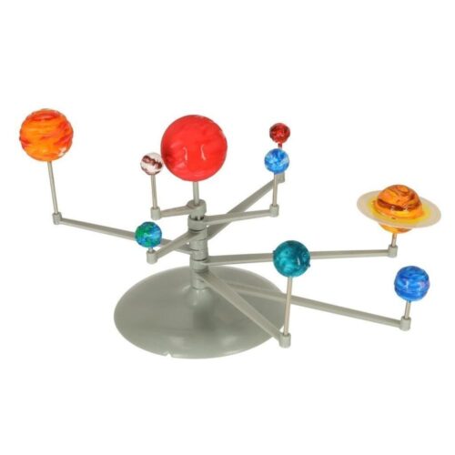 DIY Solar System Model Kit: Måla och montera planeter