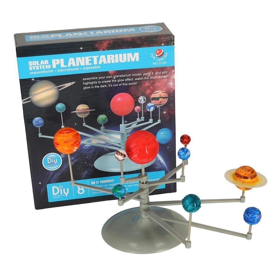 DIY Solar System Model Kit: Måla och montera planeter