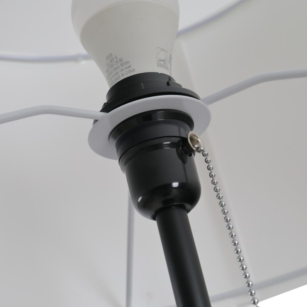 Modern golvlampa med E27-sockel, svart och vit, stål och polyester – snygg belysning för vardagsrum och sovrum