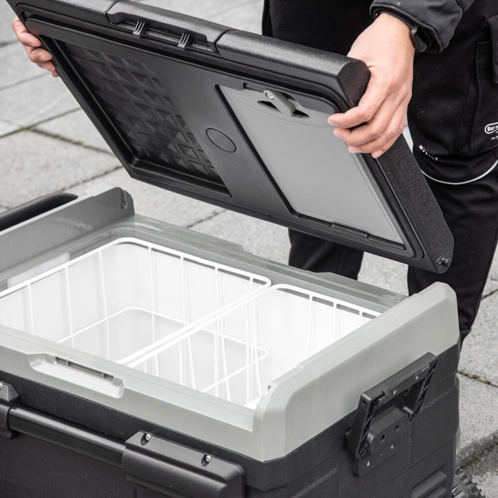 40L bilkylskåp med LED-belysning – Effektiv kylning till -20 °C, dubbel effekt (12/24V DC och 110-240V AC), transporthjul, batteriskydd