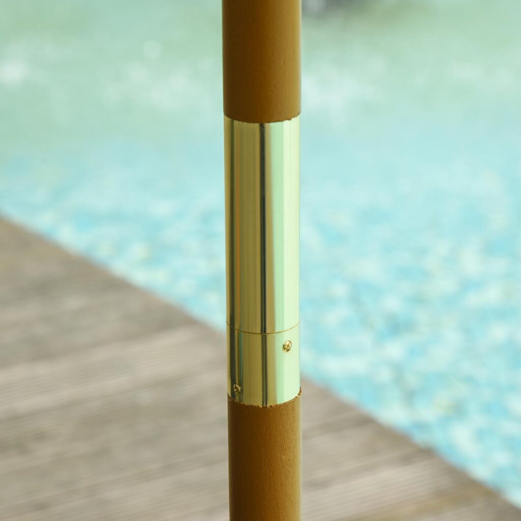 Extra stort trädgårdsparasoll i bambu och trä - 300 cm diameter med UV-beständig skärm, enkel kabeldragöppning och hög stabilitet för användning på terrass, balkong eller trädgård