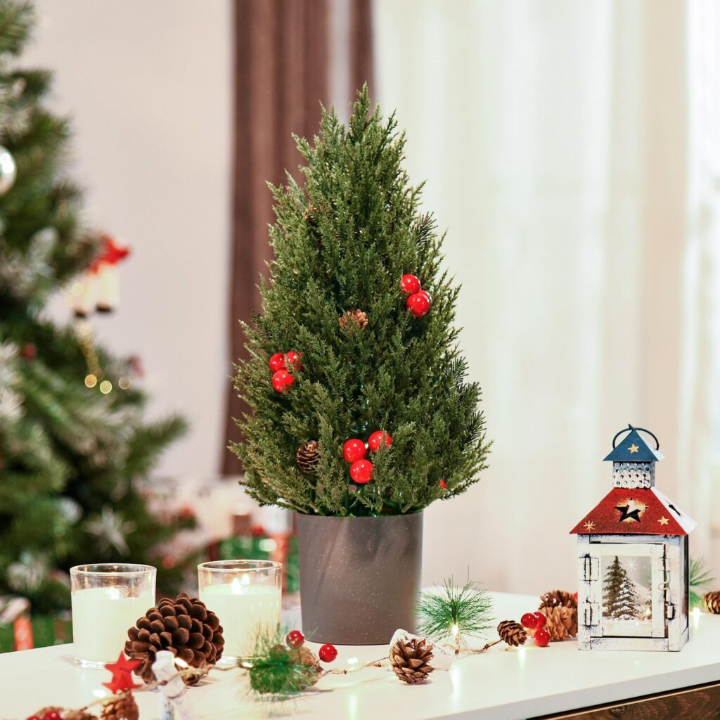 Realistisk 50cm konstgjord cypress julgran med röda bär och tallkottar - förmonterad för enkel installation