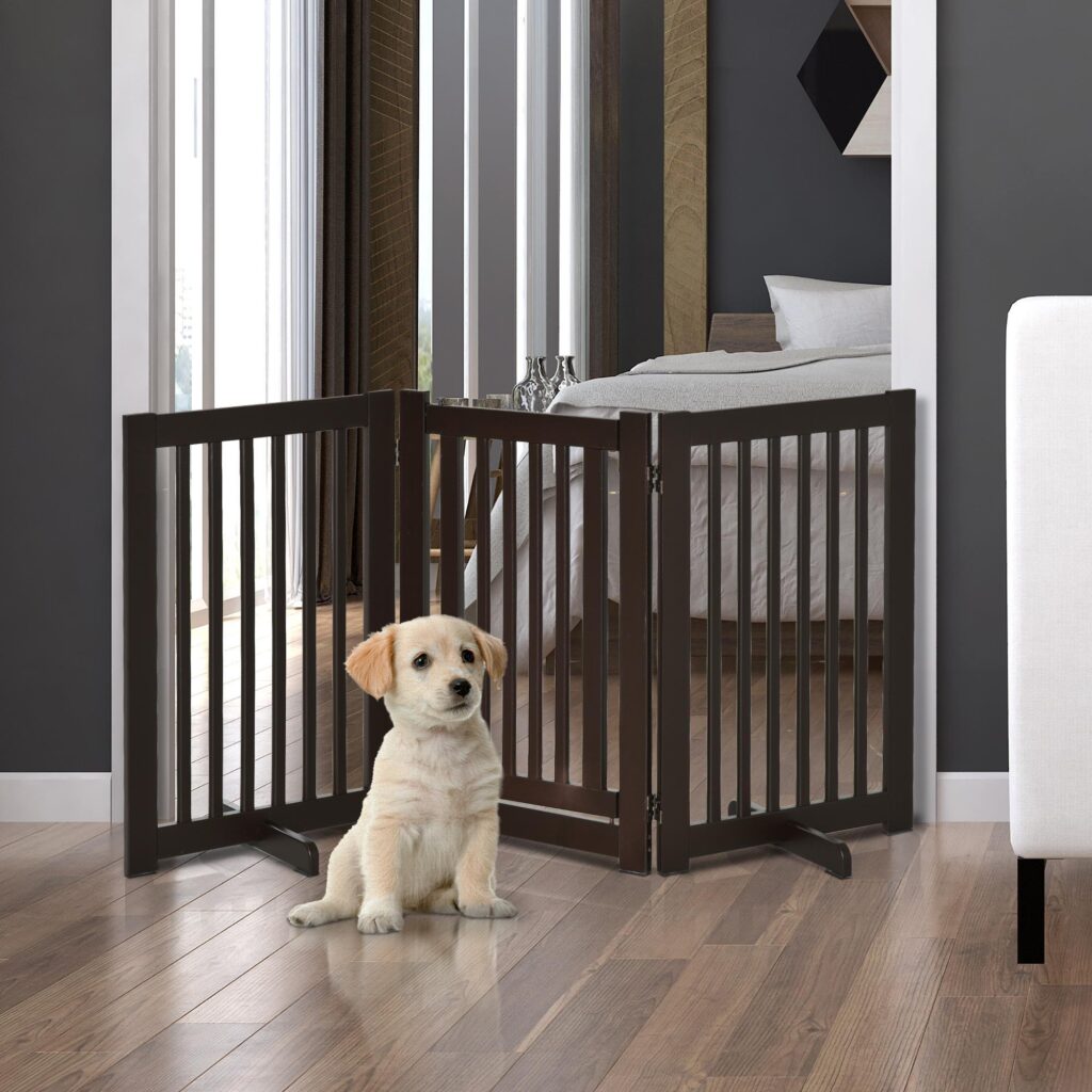 Justerbart fristående hunddörrskydd med hopfällbar design | Tre flyttbara paneler och säker mittdörr | Solid MDF-ram i mörkbrunt