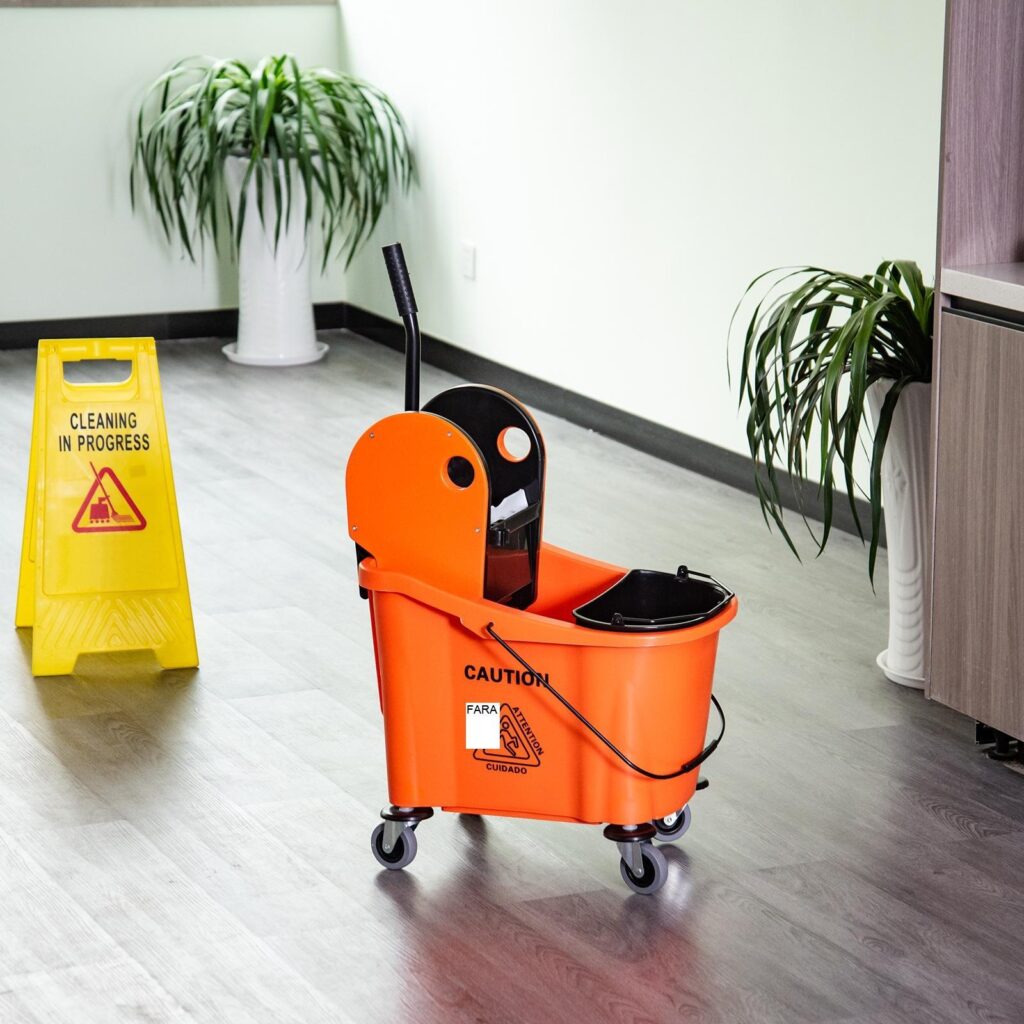 Professionell städvagn med 36L hink, effektiv vridanordning, separata fack för rent och smutsigt vatten för enkel rörlighet