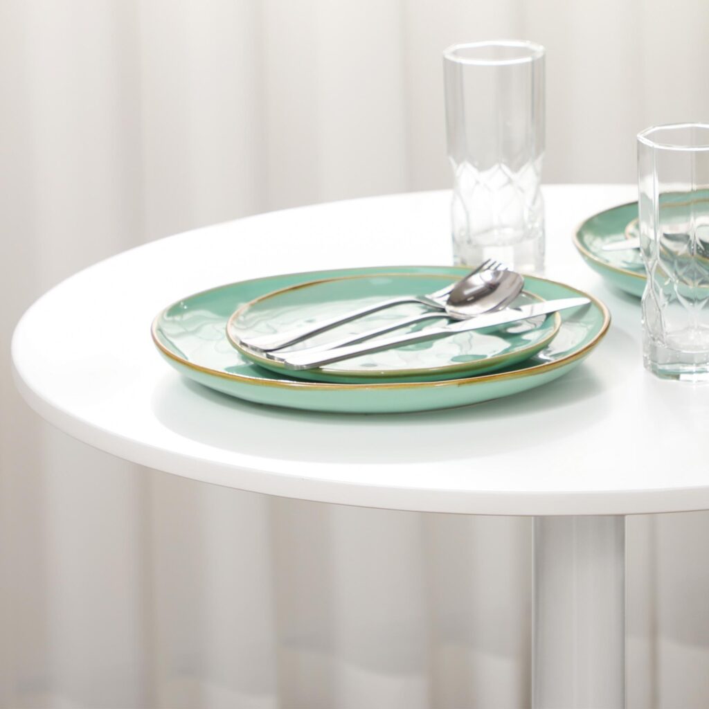 Runt matbord Ø70cm, platsbesparande design för små utrymmen | Solid MDF- och stålkonstruktion med halkfritt fotstöd | Modernt köksbord för två personer | Mångsidig användning som soff- eller kontorsbord