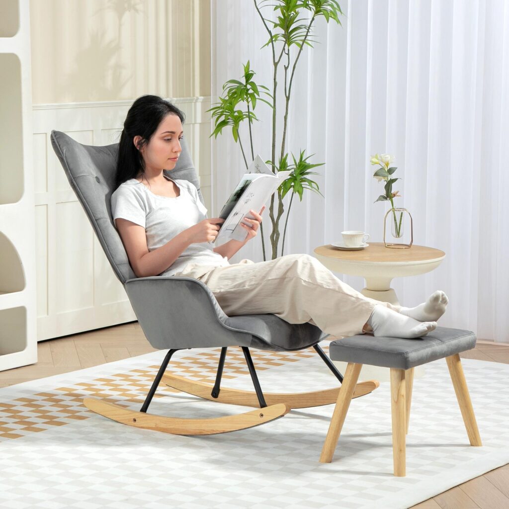 Gungfåtölj med pall [Komfort och elegans] | wingback design, matchande fotpall, gummiben för sovrum och vardagsrum