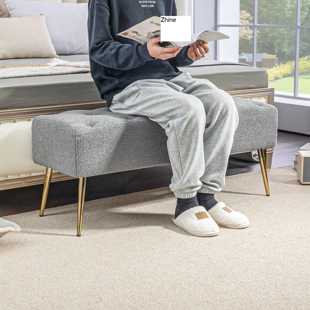 Mjuk lammullsklädd bänk med knappsömmar - modern design, tjock stoppning, robusta stålben för extra komfort och stabilitet