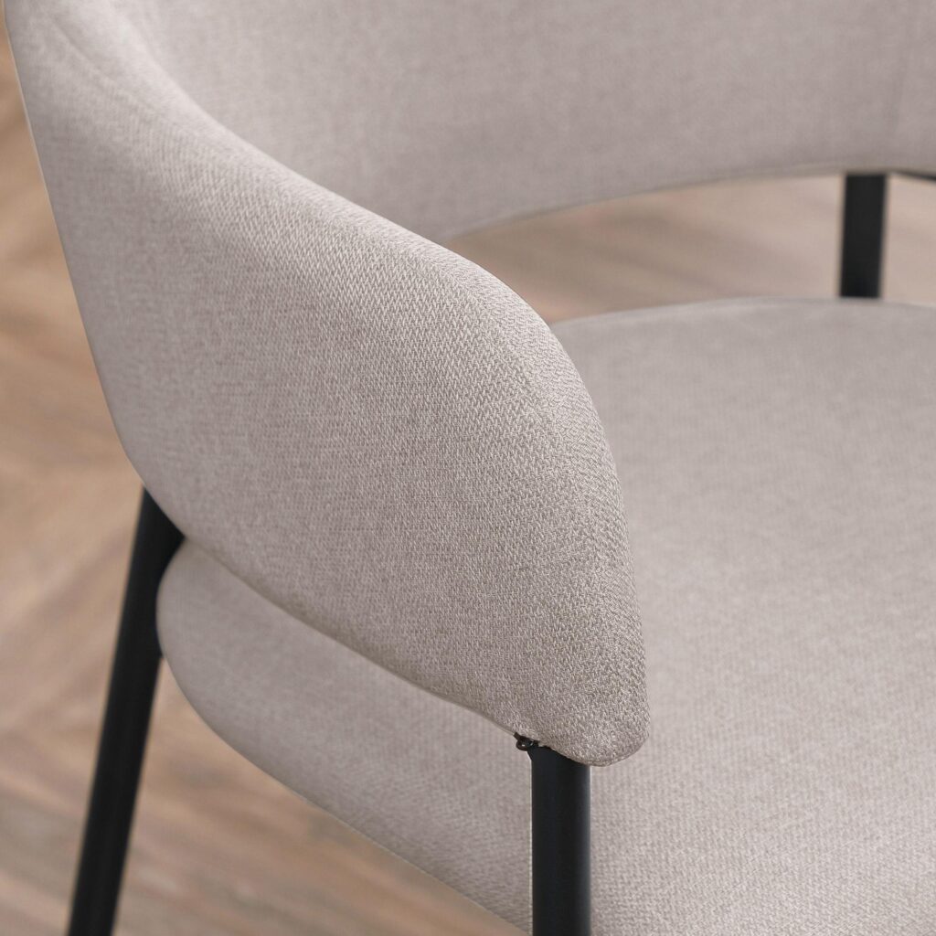 Set med 2 matstolar med böjt ryggstöd för kök och vardagsrum - bekväm stoppad design på stålben | Beige