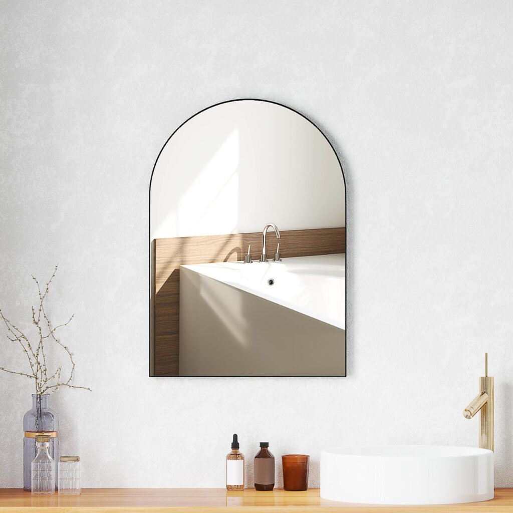 Badrumsspegel 50x70 cm med anti-krossfilm och aluminiumram – elegant design för badrum, sovrum eller vardagsrum, hållbar rostbeständig konstruktion, enkel installation med alla medföljande tillbehör, perfekt presentidé för alla tillfällen