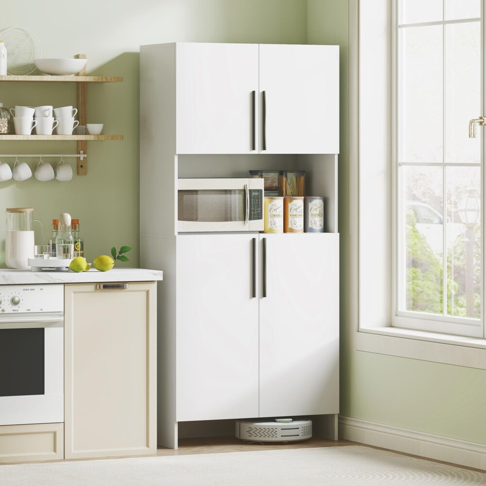 Högt köksskåp med mikrovågshylla och soft close-dörrar – rymlig förvaring, modern vit design för kök och matsal
