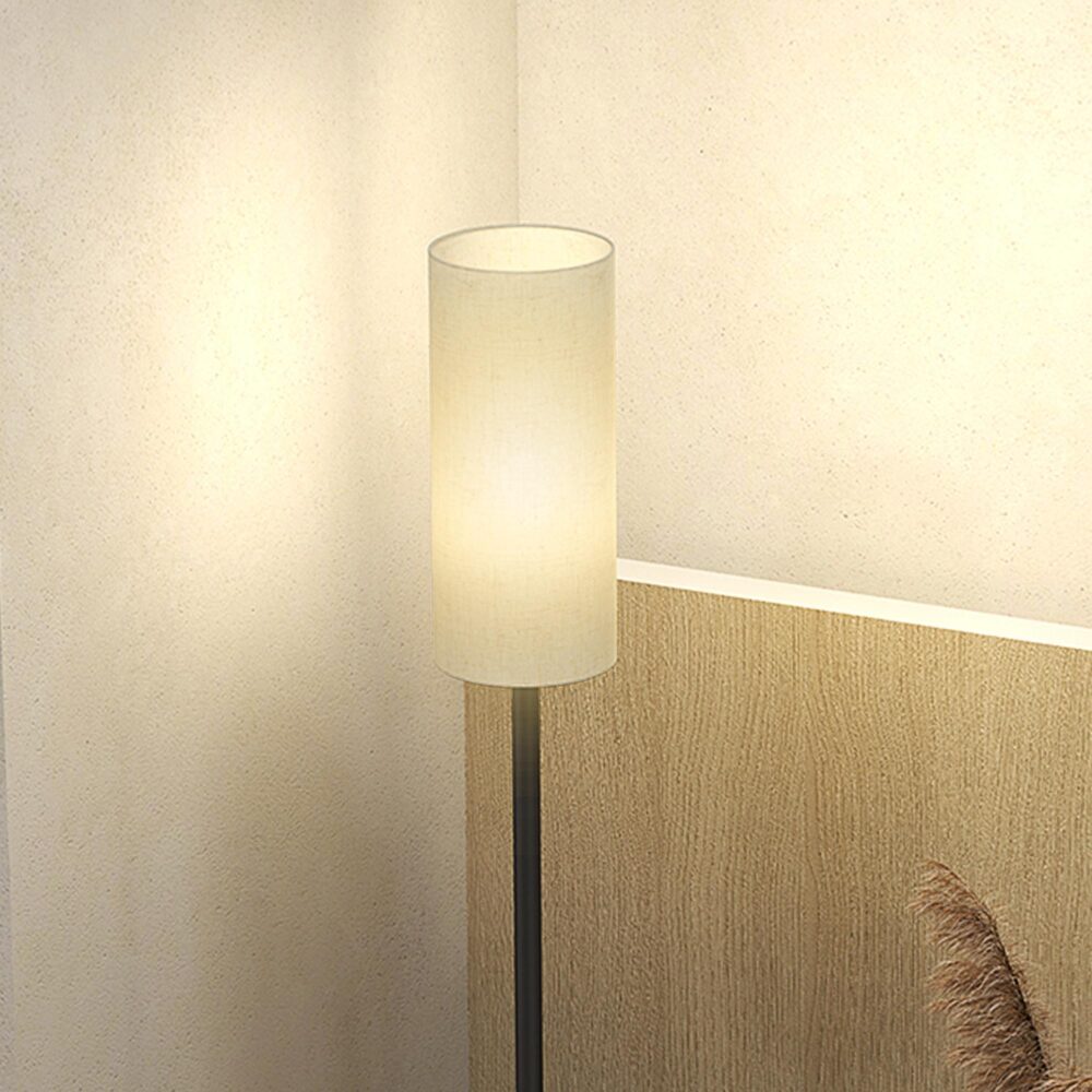 Golvlampa med tygskärm och E27-sockel, med bekväm fotpedal för enkel användning och snabb montering, kompatibel med olika glödlampor för mångsidig belysning