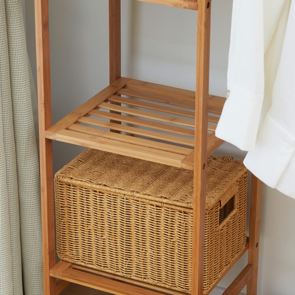 Bambu klädhängare med hängande och hopfällbar klädstång, kompakt design för små utrymmen, naturlig träfinish, säkerhetsremmar mot tippning