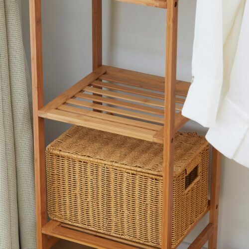 Bambu klädhängare med hängande och hopfällbar klädstång, kompakt design för små utrymmen, naturlig träfinish, säkerhetsremmar mot tippning