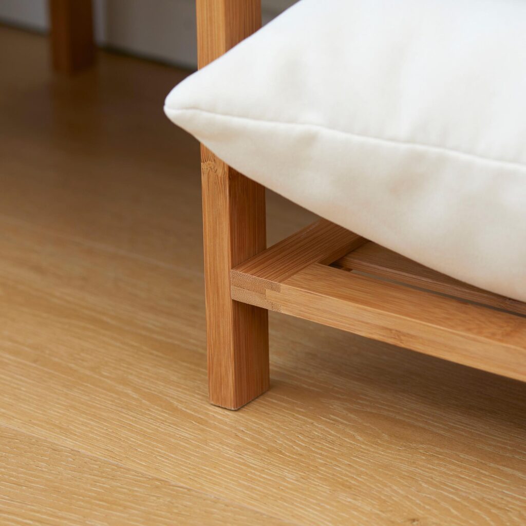 Bambu klädhängare med hängande och hopfällbar klädstång, kompakt design för små utrymmen, naturlig träfinish, säkerhetsremmar mot tippning