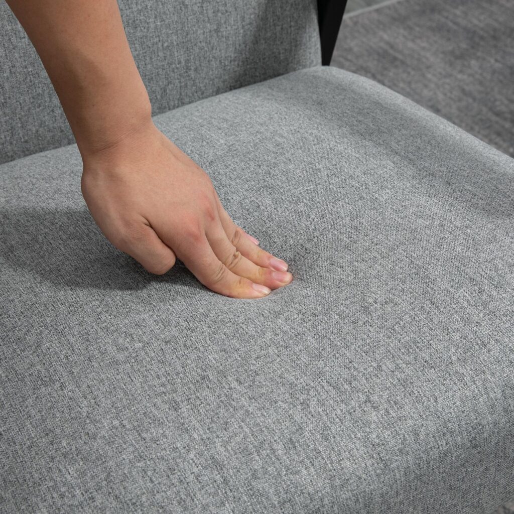 Elegant modern vilstol i grått med mjukt linnetyg och justerbara fötter