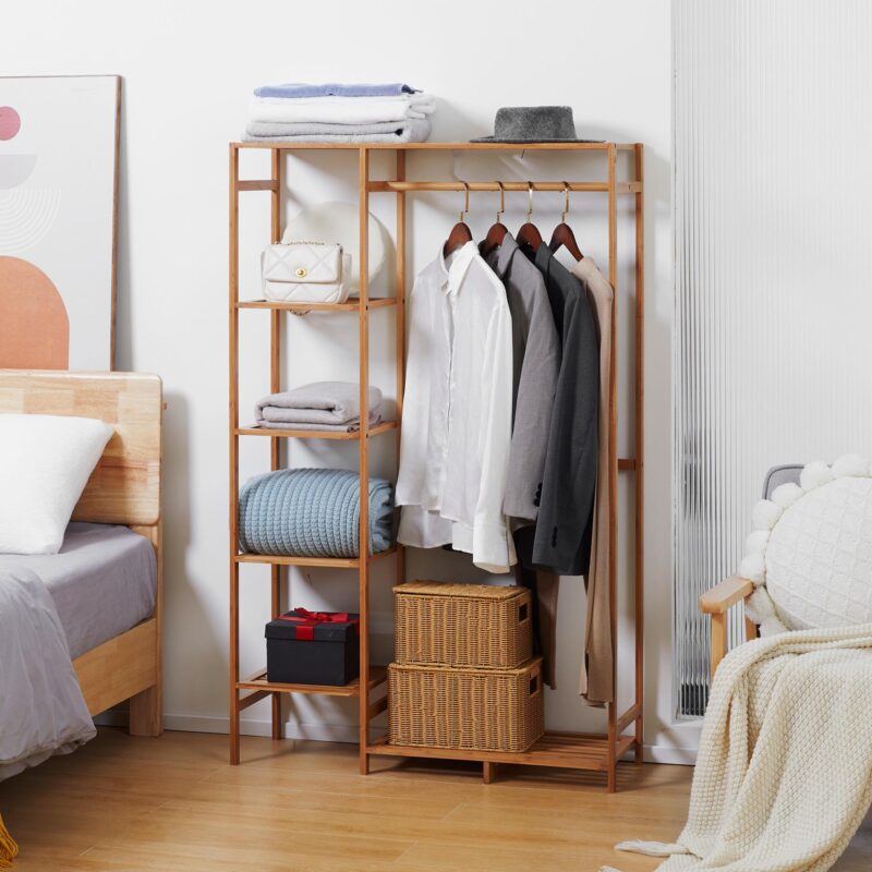 Bambu klädhängare med hängande och hopfällbar klädstång, kompakt design för små utrymmen, naturlig träfinish, säkerhetsremmar mot tippning